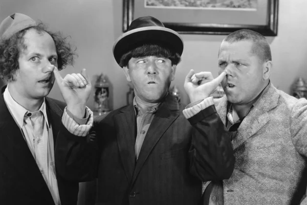 Larry a la izquierda, Curly a la derecha, Moe en el centro. "Los Tres Chiflados" en pleno