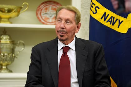 Larry Ellison en la Oficina Oval de la Casa Blanca mientras el presidente norteamericano, Donald Trump, firma una orden ejecutiva, el lunes 3 de febrero de 2025, en Washington