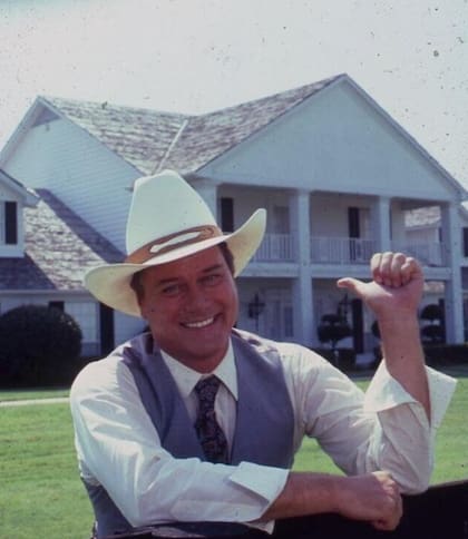 Larry Hagman interpretó a J.R. Ewing, el manipulador hermano de Bobby (Patrick Duffy)