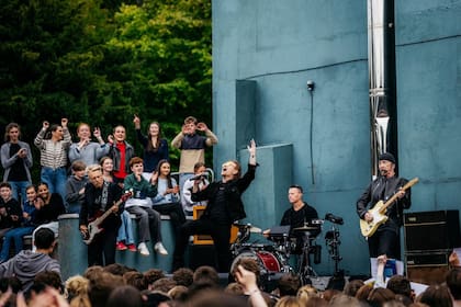 Larry Mullen Jr. presente durante el recital sorpresa de U2 por sus 50 años en el colegio Mount Temple de Dublín