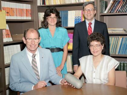 Larry Thaller, Michelle Manzo, John Smithrick y González-Sanabria posan para su premio R&D 100 por las “baterías de níquel-hidrógeno de larga duración” (1988)