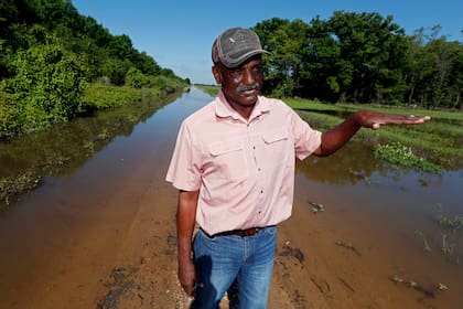Larry Walls muestra su campo inundado en Louise, Mississippi