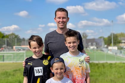 Lars Burgsmüller fue, en 2005, el primer tenista en perder con Rafael Nadal en Roland Garros; hoy, a los 45 años, alejado de los courts y con tres hijos (Mika, Jonas y Nicolas, de 11, 9 y 5 años), es radiólogo en un hospital de Alemania.