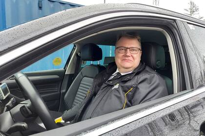 Lars-Goran Goransson, un "corona taxista", en un centro de distribución de pruebas del COVID-19 en el sur de Estocolmo. .