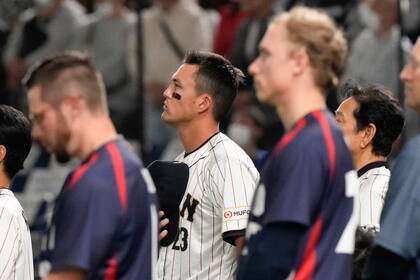 Lars Nootbaar de Japón escucha el Himno Nacional antes del encuentro del Grupo B ante República Checa en el Tokyo Dome en el Clásico Mundial el sábado 11 de marzo del 2023. (AP Foto/Eugene Hoshiko)