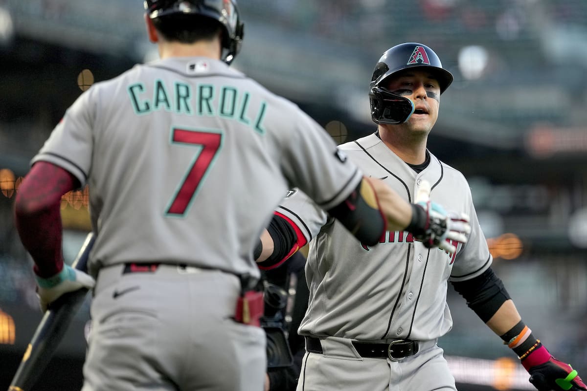 Lars Nootbaar, de los Diamondbacks de Arizona, es felicitado por su compañero Corbin Carroll tras pe