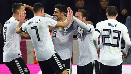 Lars Stindl, en el centro, celebra el 2-2 definitivo en Colonia