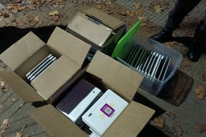 Las 100 notebooks habían sido entregadas a la escuela de Belgrano por el Gobierno nacional y eran para los estudiantes del ciclo primario