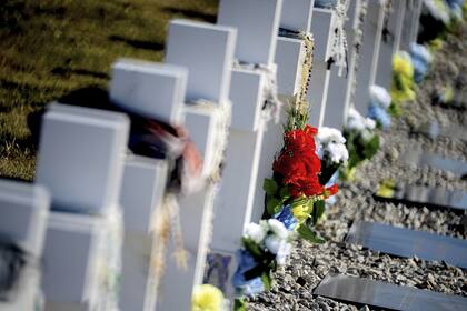 Las 121 tumbas están en el cementerio Darwin y, desde hoy, son 91 los soldados identificados