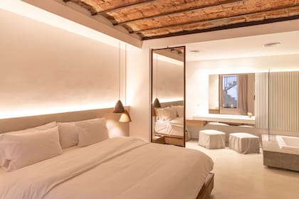 Las 16 habitaciones son todas distintas, de ambientación contemporánea con muebles de autor y el interiorismo de Sofía Camps, con fuerte presencia de materiales nobles y naturales.