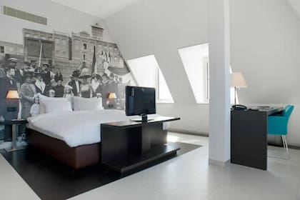 Las 160 habitaciones siguen la línea de tonos sobrios con detalles atrevidos, como piezas de diseño y fotografías gigantes que cubren paredes enteras.