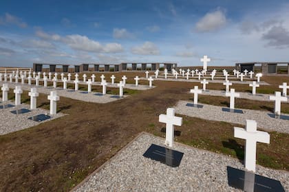 Las 230 lápidas del cementerio argentino que ocupa una loma en el paisaje ralo y ventoso de Darwin. Cada vez son menos las tumbas con la dolorosa inscripción de "Soldado argentino sólo conocido por Dios".