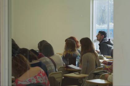 La cámara del documental acompaña sin llamar la atención sobre sí misma a los estudiantes protagonistas