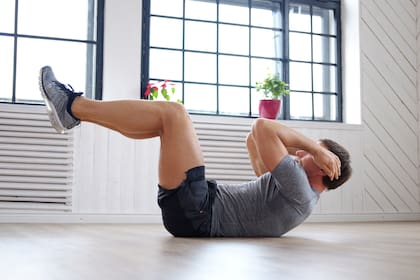 Las abdominales ayudan a tonificar los músculos abdominales, mejorar la postura y prevenir lesiones, pero no tienen un impacto significativo en la reducción de grasa