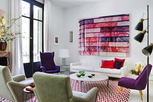 Las abstracciones de Ola Kolehmainen desconciertan: no se sabe si los reflejos son de la obra o de la calle o si la curvatura es de la imagen o de la pared.