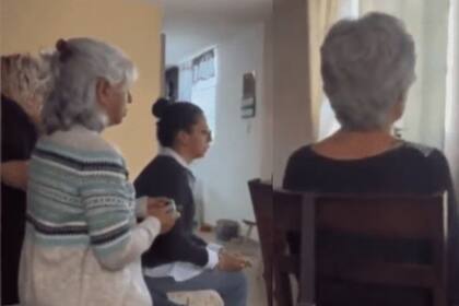 Las abuelas se juntan cada tarde a competir (Captura  video)