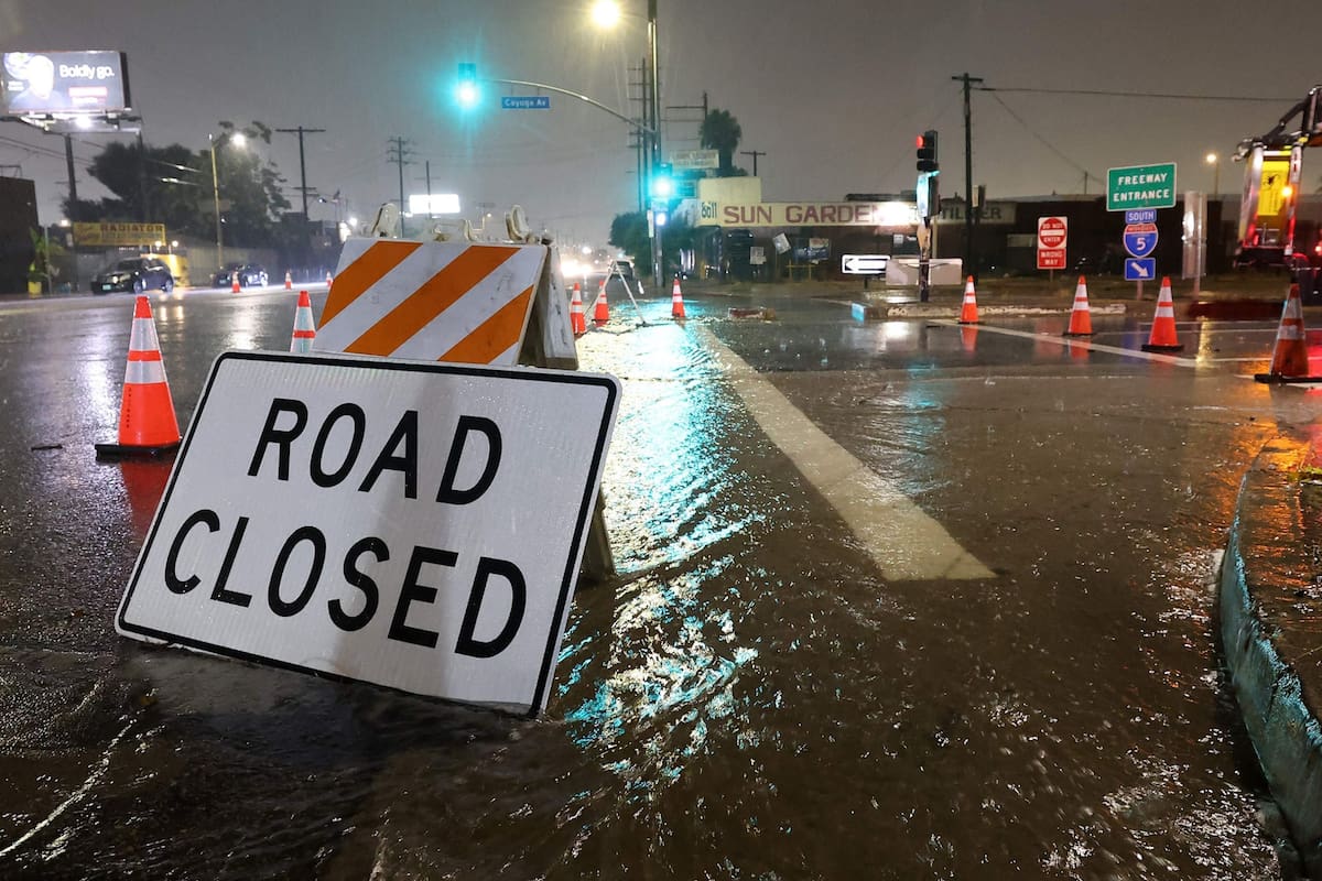 Las abundantes lluvias del domingo causaron problemas en las calles y autopistas del sur de California