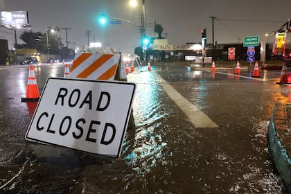Las abundantes lluvias del domingo causaron problemas en las calles y autopistas del sur de California