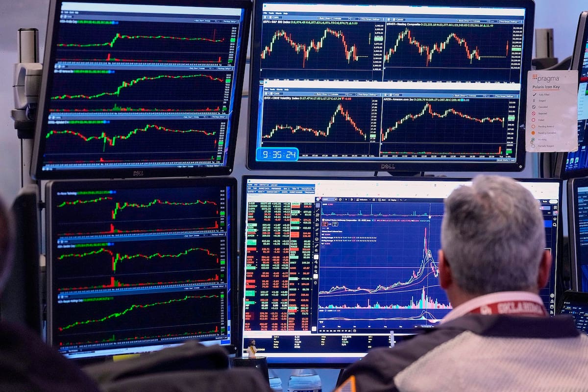 Las acciones argentinas suben en Wall Street, mientras que la Bolsa porteña tiende a la baja (AP Photo/Richard Drew)
