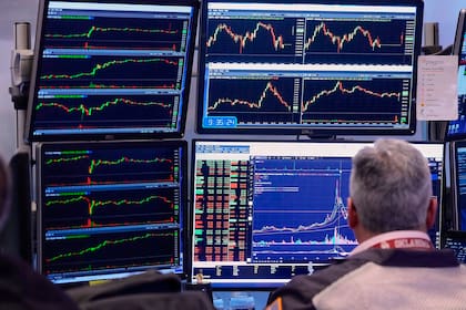 Las acciones argentinas tienen leves subas, mientras que el riesgo país se ubica por encima de los 510 puntos (AP Photo/Richard Drew)