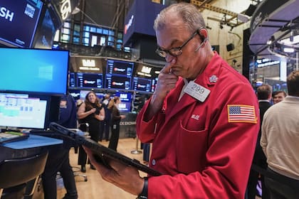 Las acciones argentinas tiraron a la baja, tanto en el mercado local como en Wall Street (AP Photo/Richard Drew)