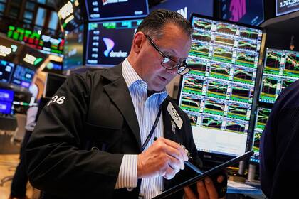Las acciones cierran mixtas en Wall Street, manteniendo la mayoría de las ganancias de la semana.