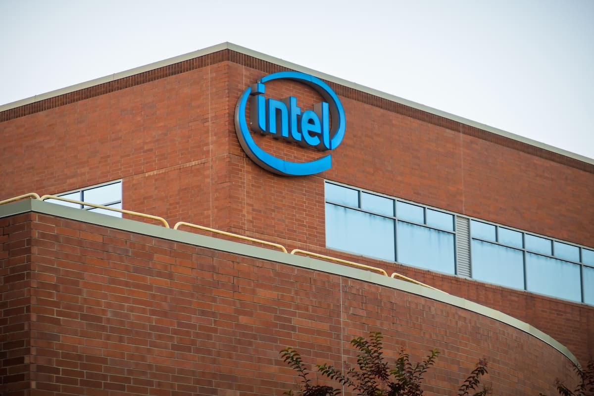 Intel se desploma 23% en Wall Street por problemas de producción y caída de la demanda de PC