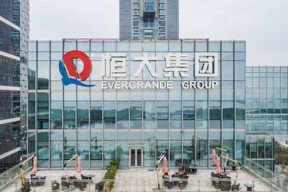 Las acciones del gigante inmobiliario chino Evergrande registraron su mayor caída en 11 años