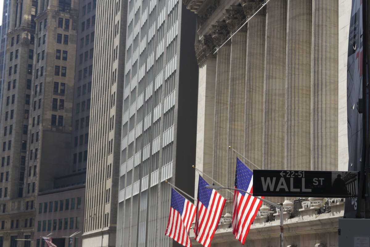 Las acciones globales mejoraron su desempeño este lunes a la expectativa de que las tasas de interés de la FED bajen este año