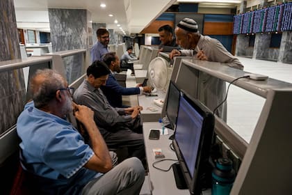 Las acciones subieron y el petróleo se desplomó ayer después de que Trump dijera que la guerra en Oriente Medio terminaría en un plazo máximo de tres semanas