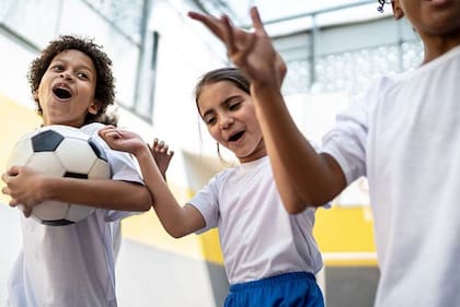 Las actividades deportivas en equipo crean una oportunidad para relacionarse con otros.