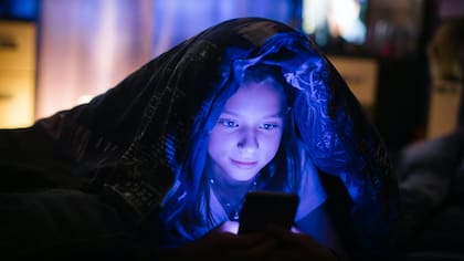 Las actividades interactivas, como jugar videojuegos, navegar por las redes sociales, comprar y apostar, se encuentran entre los peores tipos de uso de las pantallas para el sueño