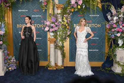 Las actrices británicas Bessie Carter y Joanna Bobin (Lady Cowper), con looks contrastantes, fueron de las más llamativas de la noche