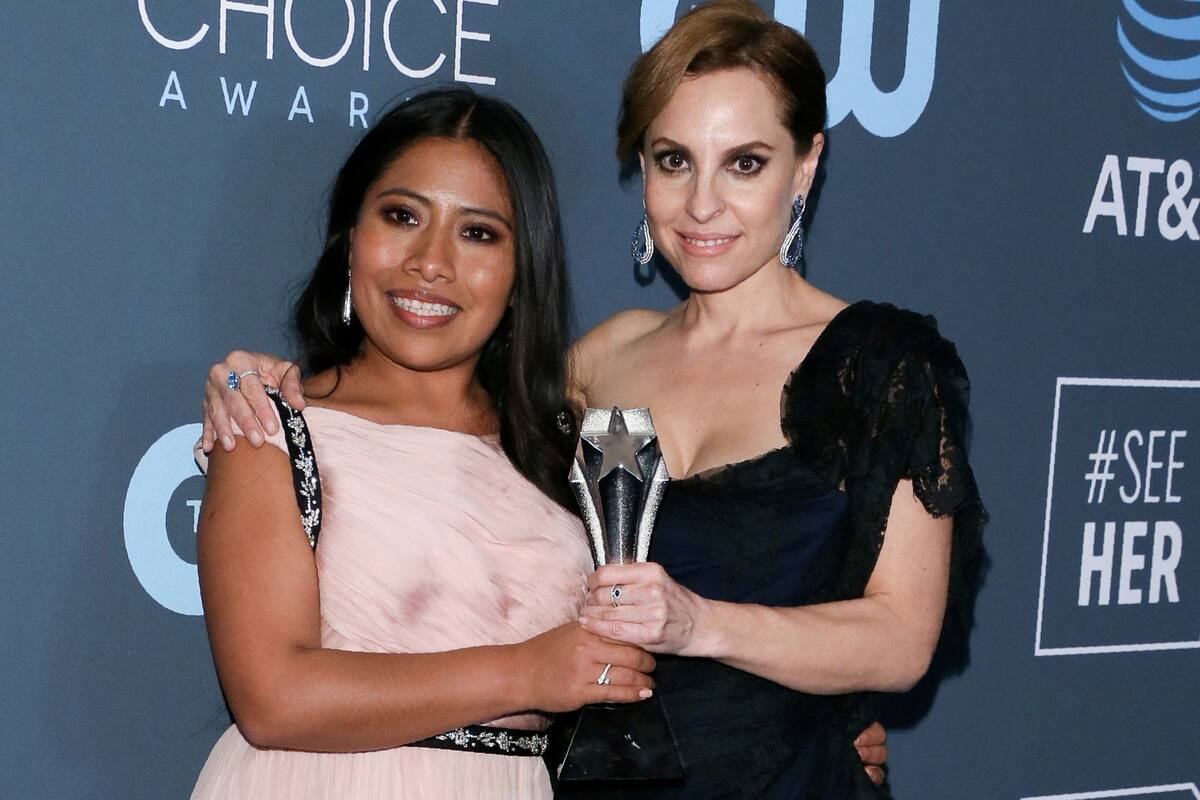 Las actrices de Roma, Yalitza Aparicio y Marina de Tavira, posan con el premio a mejor película
