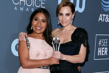 Las actrices de Roma, Yalitza Aparicio y Marina de Tavira, posan con el premio a mejor película