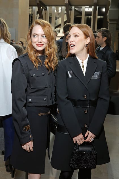 Las actrices estadounidense Emma Stone y Julianne Moore, con tapados de la flamante colección de Vuitton, llegaron juntas al desfile de la firma.