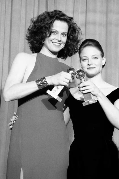 Las actrices Jodie Foster y Sigourney Weaver posando con sus Globos de Oro en 1989 (Crédito: Golden Globe Awards)