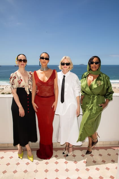 Las actrices se tomaron la clásica foto desde el balcón del Copacabana Palace y luego se asomaron para saludar a sus fans