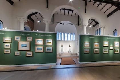Las acuarelas están exhibidas por ubicación geográfica en la Capilla Garrison.