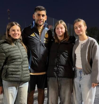 Las adolescentes conocieron a Cuti Romero (Foto: Instagram @fabiancuberooficial)