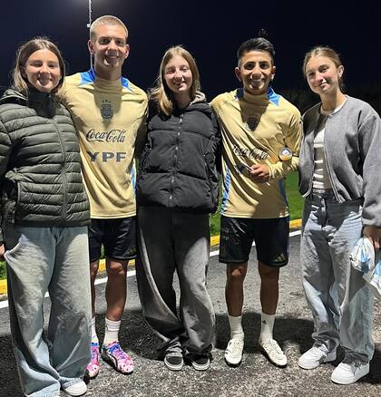Las adolescentes junto a Mastantuono y Almada (Foto: Instagram @fabiancuberooficial)