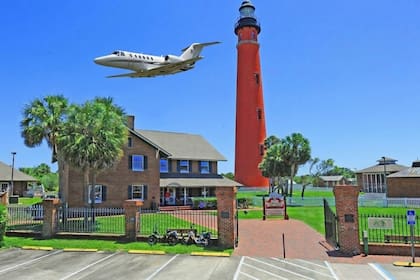 Las aeronaves tienen prioridad absoluta: cualquier otro usuario (automóviles, carritos de golf, peatones o ciclistas) debe detenerse por completo cuando un avión se aproxima