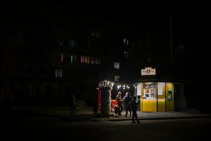 Las afueras de un bar en Borodyanka, en la región de Kiev, a media luz por los problemas con la energía