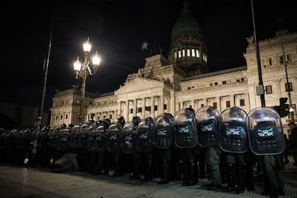 Las afueras del Congreso durante el tratamiento de la ley de tierras en el Senado del Congreso Nacional