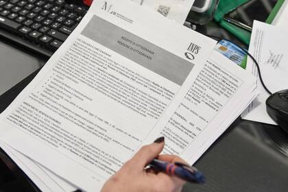 Las agencia impositivas de Italia comenzaron a recibir hoy las solicitudes de los poteciales beneficiarios de la "renta de ciudadanía", en la que el gobierno populista investirá 7000 millones de euros