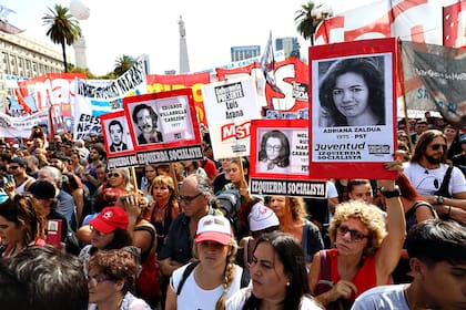 Las agrupaciones de izquierda marchan hacia la Plaza de Mayo durante el Día de la Memoria