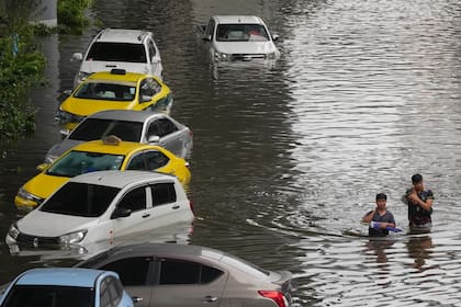 Las aguas comenzaron a bajar lentamente en Bangkok después de un fin de semana marcado por lluvias casi ininterrumpidas que dejaron barrios enteros y avenidas bajo el agua