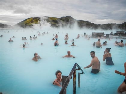 La Laguna Azul es tan popular que, entre el aparcamiento repleto de autobuses turísticos y los horarios estrictamente reglamentados, un baño allí puede no ser nada relajante