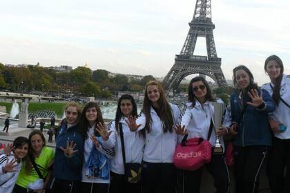 Las Aguilas con la Torre Eiffel de fondo