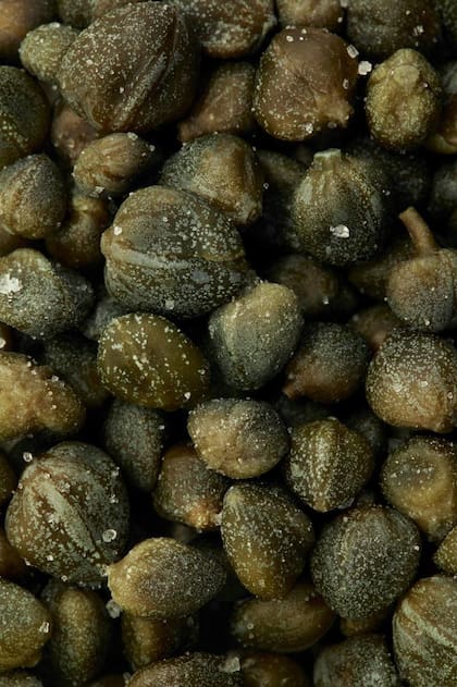 Las alcaparras en salmuera, listas para consumir